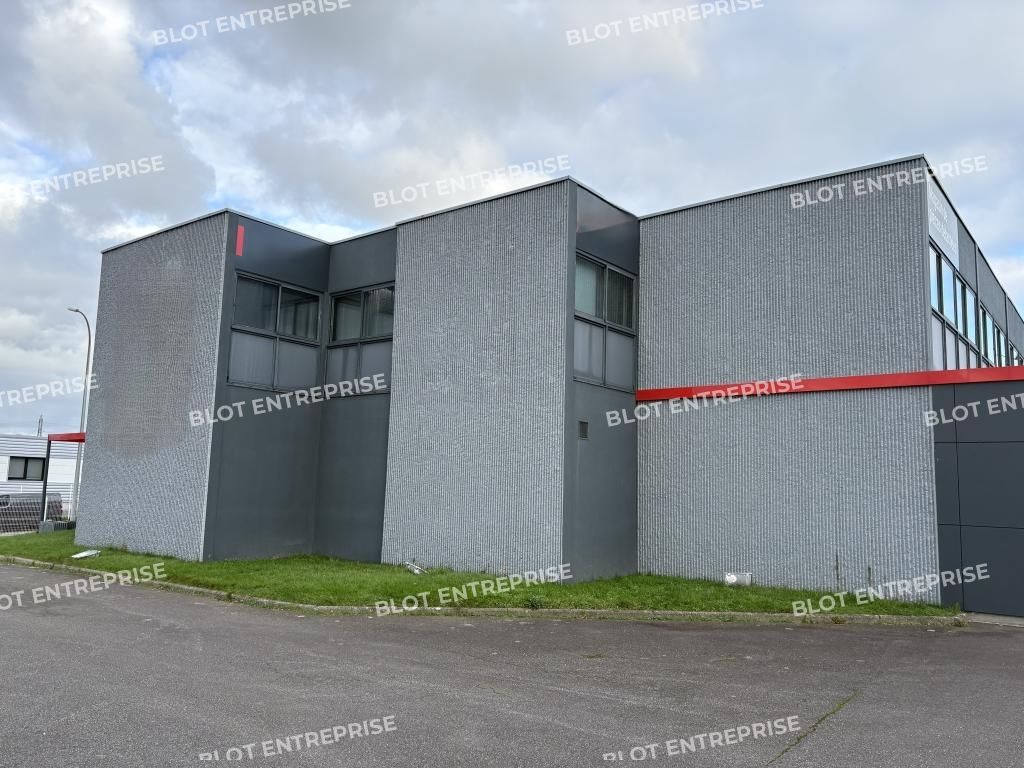 Location entrepôts 1600 m² non divisibles