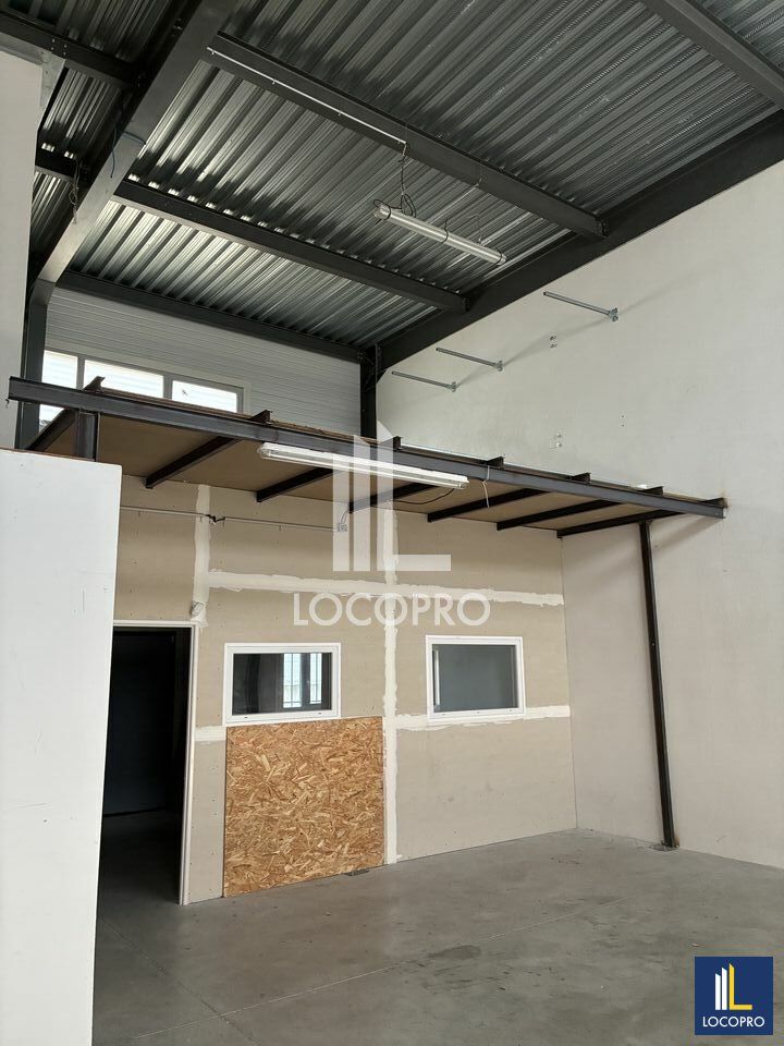 A LOUER - ENTREPOT - 90 M2 - FREJUS