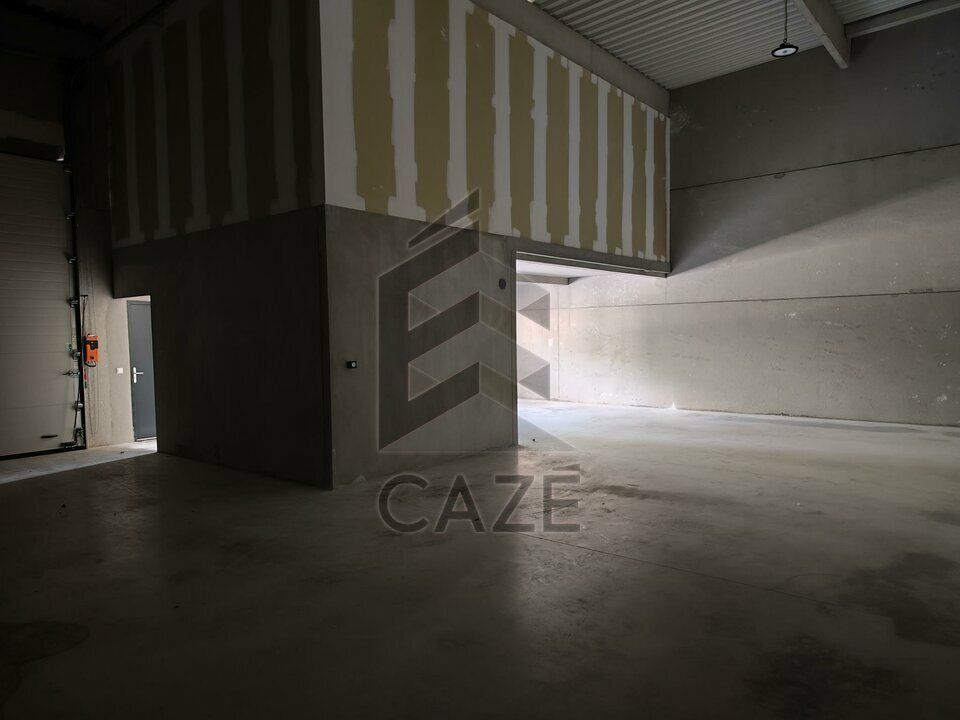 CELLULE D'ACTIVITE A VENDRE - IZON