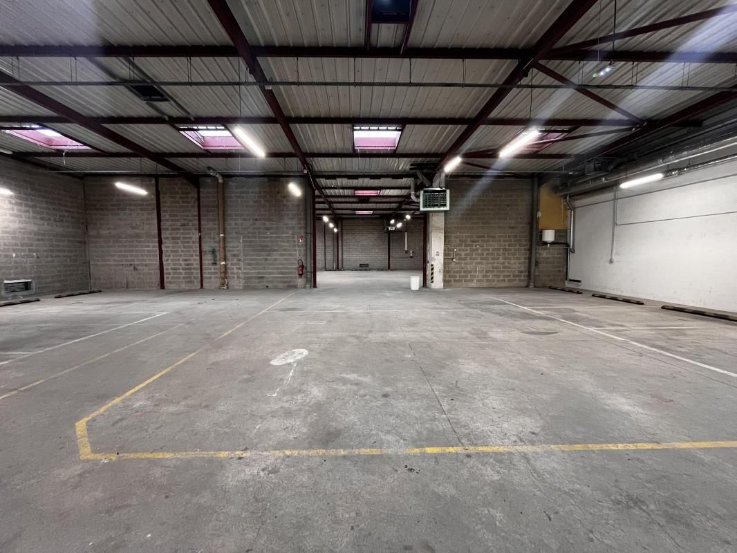 Location entrepôts 1730 m² non divisibles
