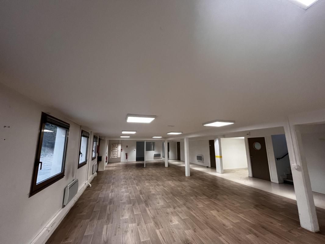 Location entrepôts 1730 m² non divisibles