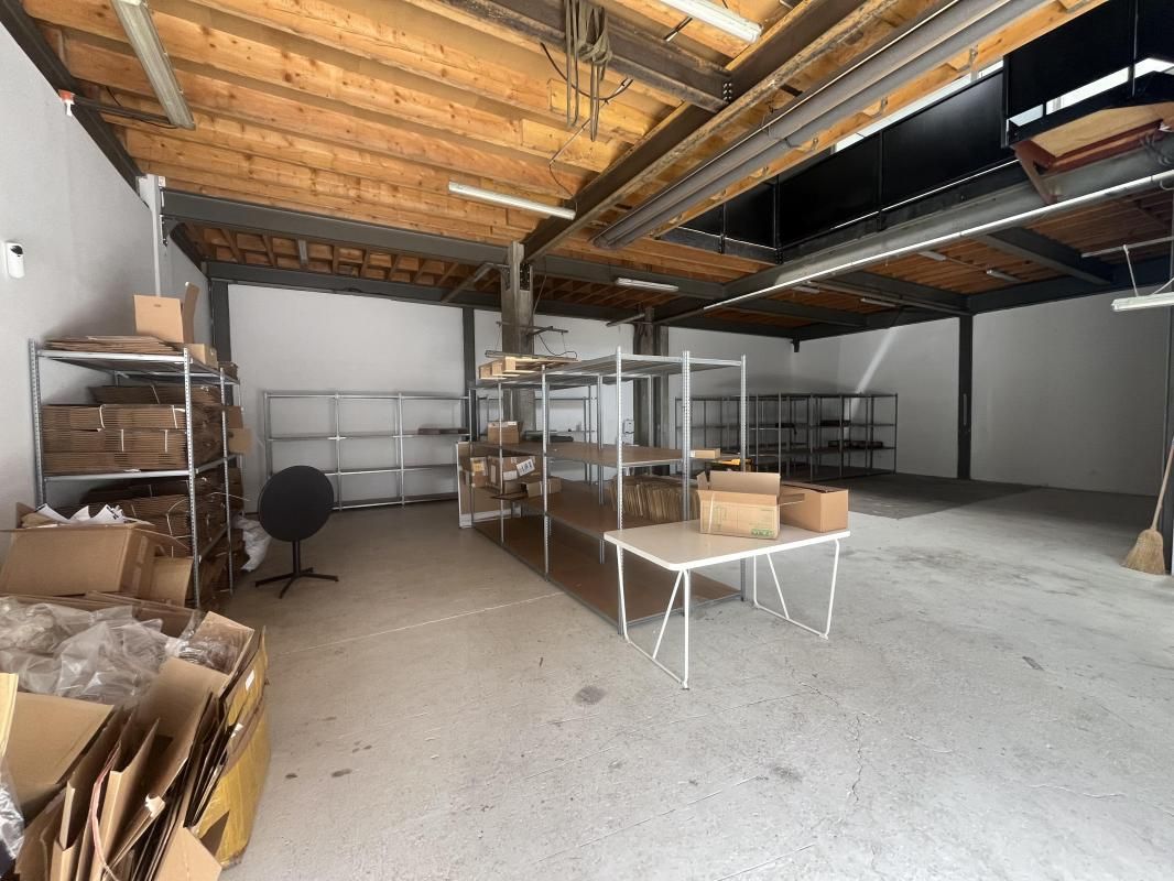 Location entrepôts 271 m² non divisibles