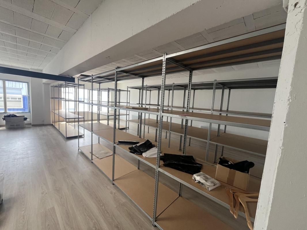 Location entrepôts 271 m² non divisibles