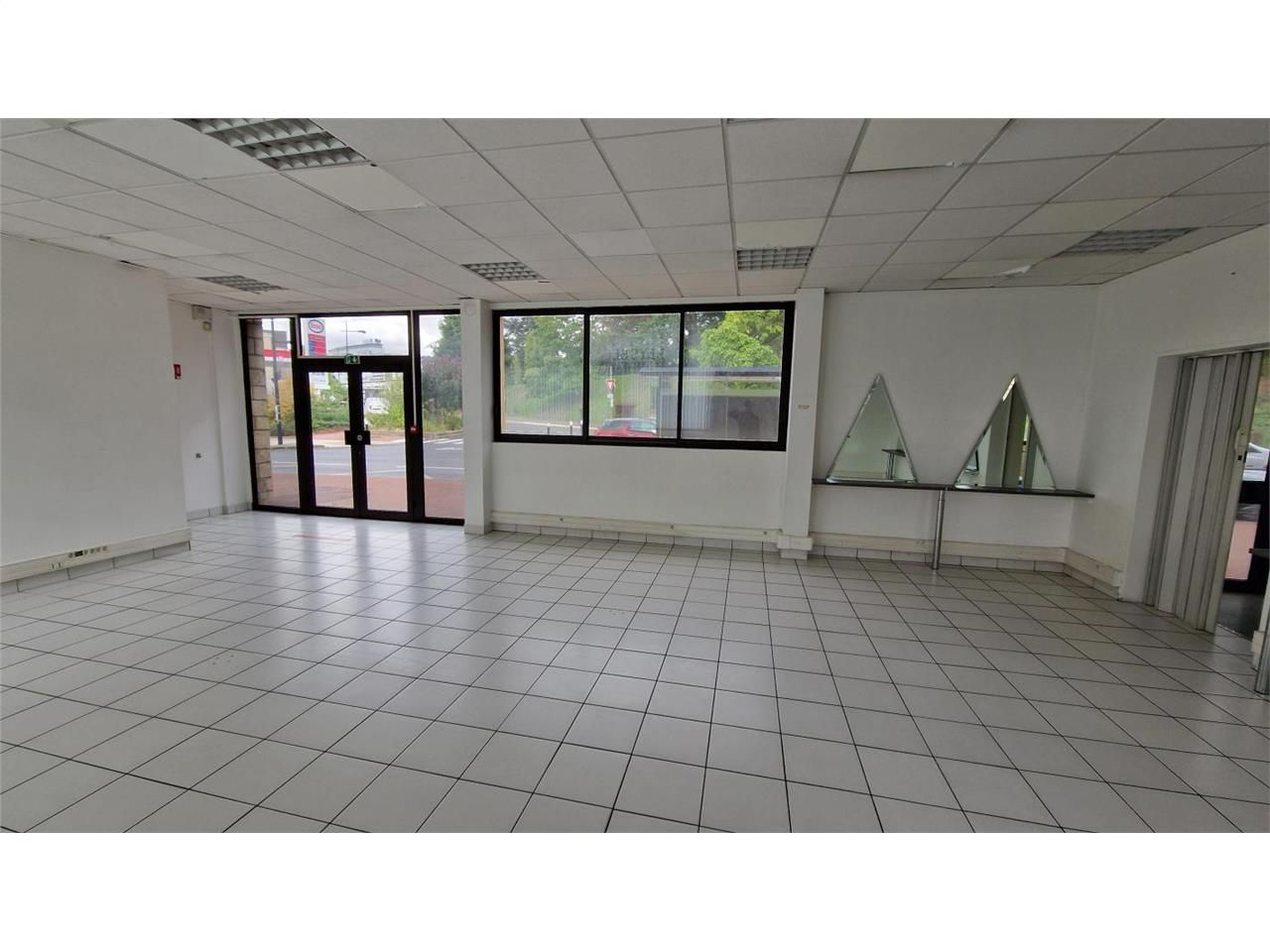 Location local commercial 210 m² non divisibles