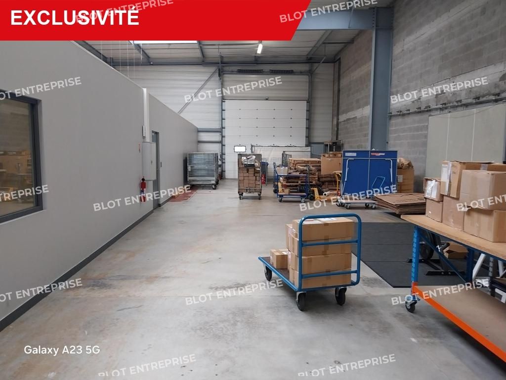 Location entrepôts 1080 m² non divisibles