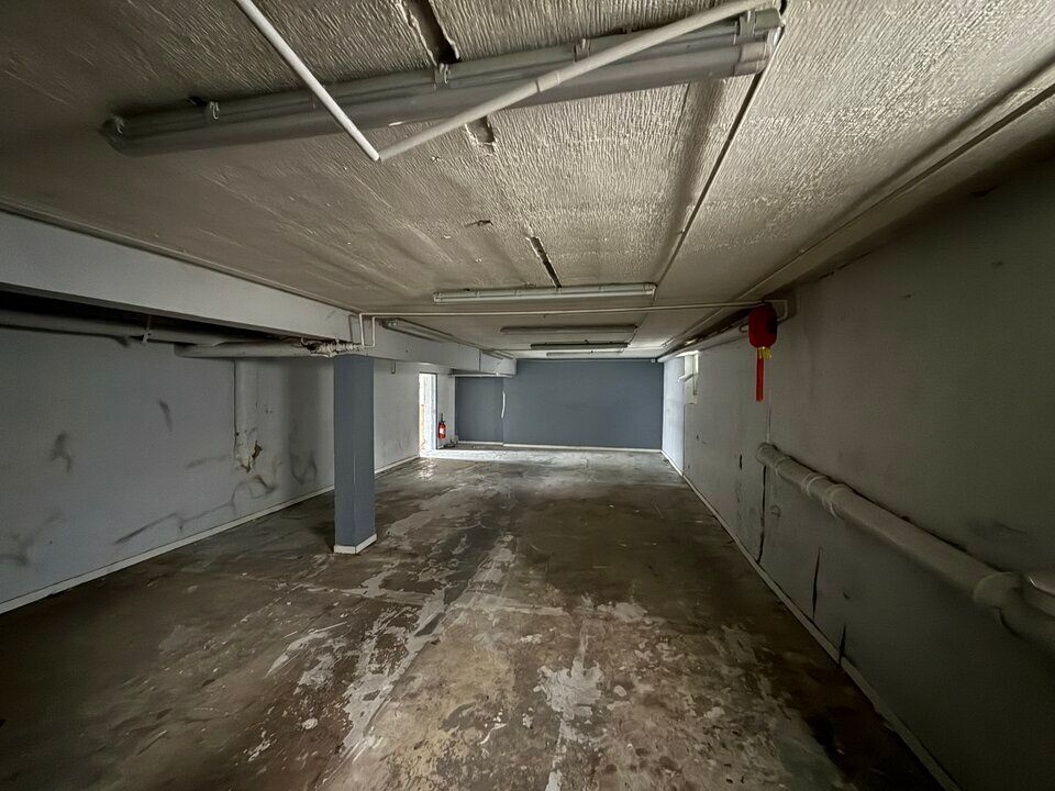 France Locaux vous propose des locaux d'activité avec un sous-sol au sein d'une zone d'activité gardiennée et à proximité des transports en commun et de l'A86.