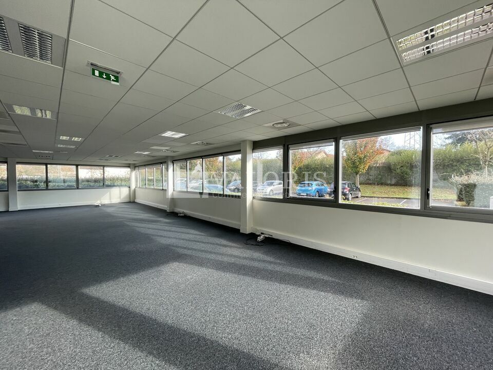 Installez vos bureaux dans un environnement dynamique à Dardilly, au cœur d'un secteur tertiaire prisé. Profitez d'espaces fonctionnels et lumineux, avec stationnements inclus pour un confort optimal.