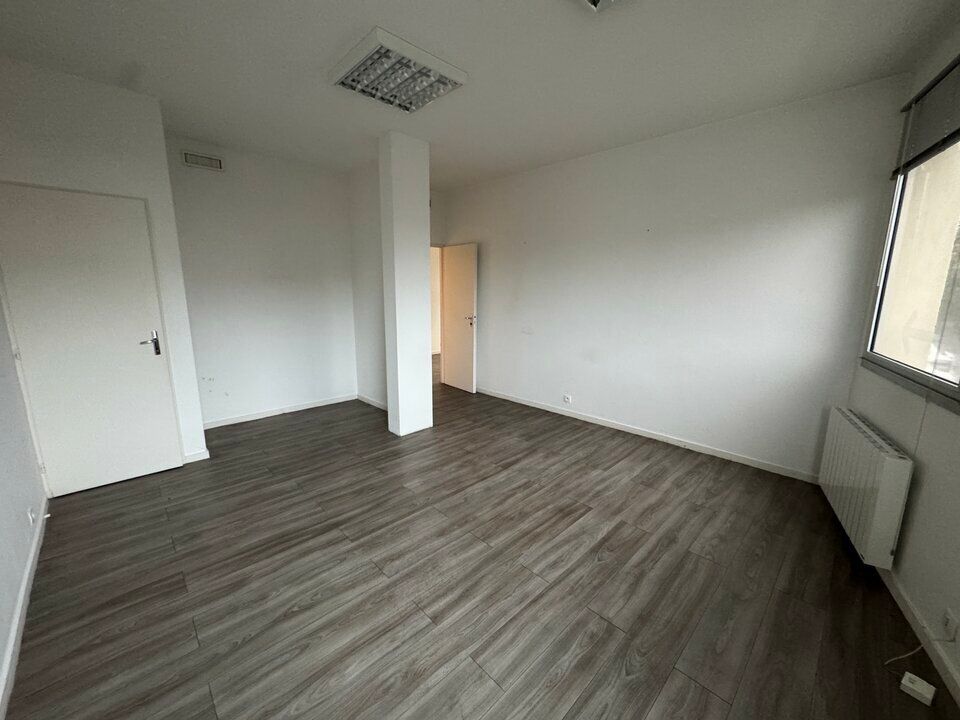 TOURS SUD SAINT-AVERTIN - A LOUER BUREAUX DE 48 M2 PARKINGS - LES GRANGES GALAND A10