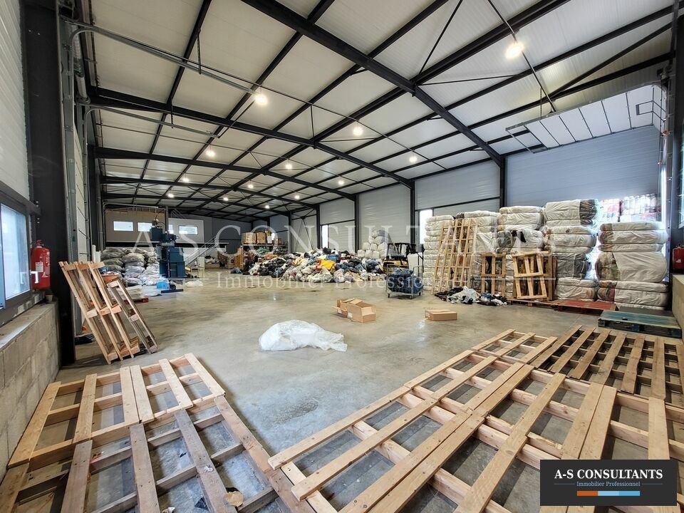 LA COTE SAINT ANDRE (38260) à vendre local d'activité ou de stockage de 775 m² avec stationnements privatifs situé proche des axes.