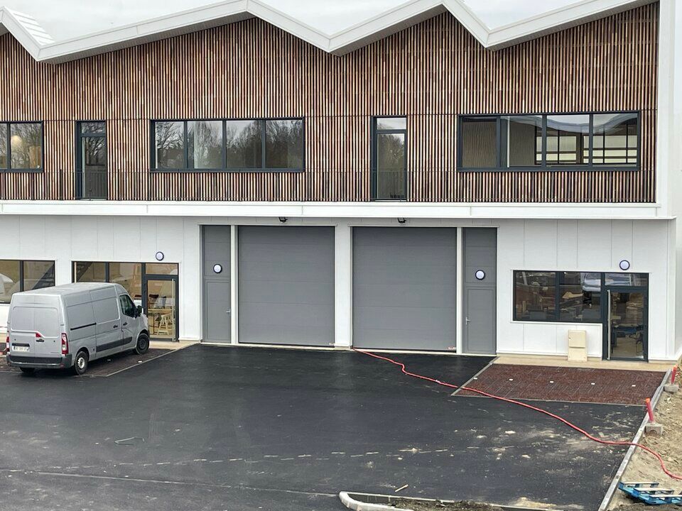 Vente local d''activites 1845 m² divisibles à partir de 922 m²