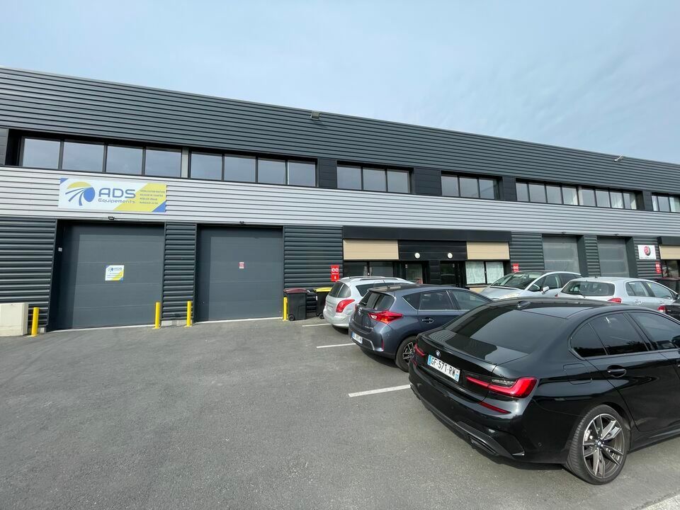 Location local d''activites 1388 m² divisibles à partir de 290 m²