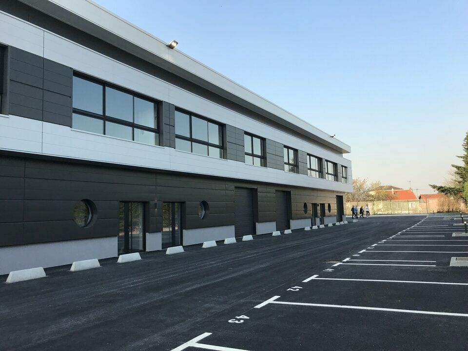 France Locaux vous propose des locaux d'activité avec bureaux d'accompagnement au sein d'une zone d'activité fermée et sécurisée par vidéosurveillance.