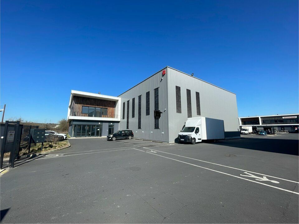 Vente local d''activites 2250 m² divisibles à partir de 450 m²