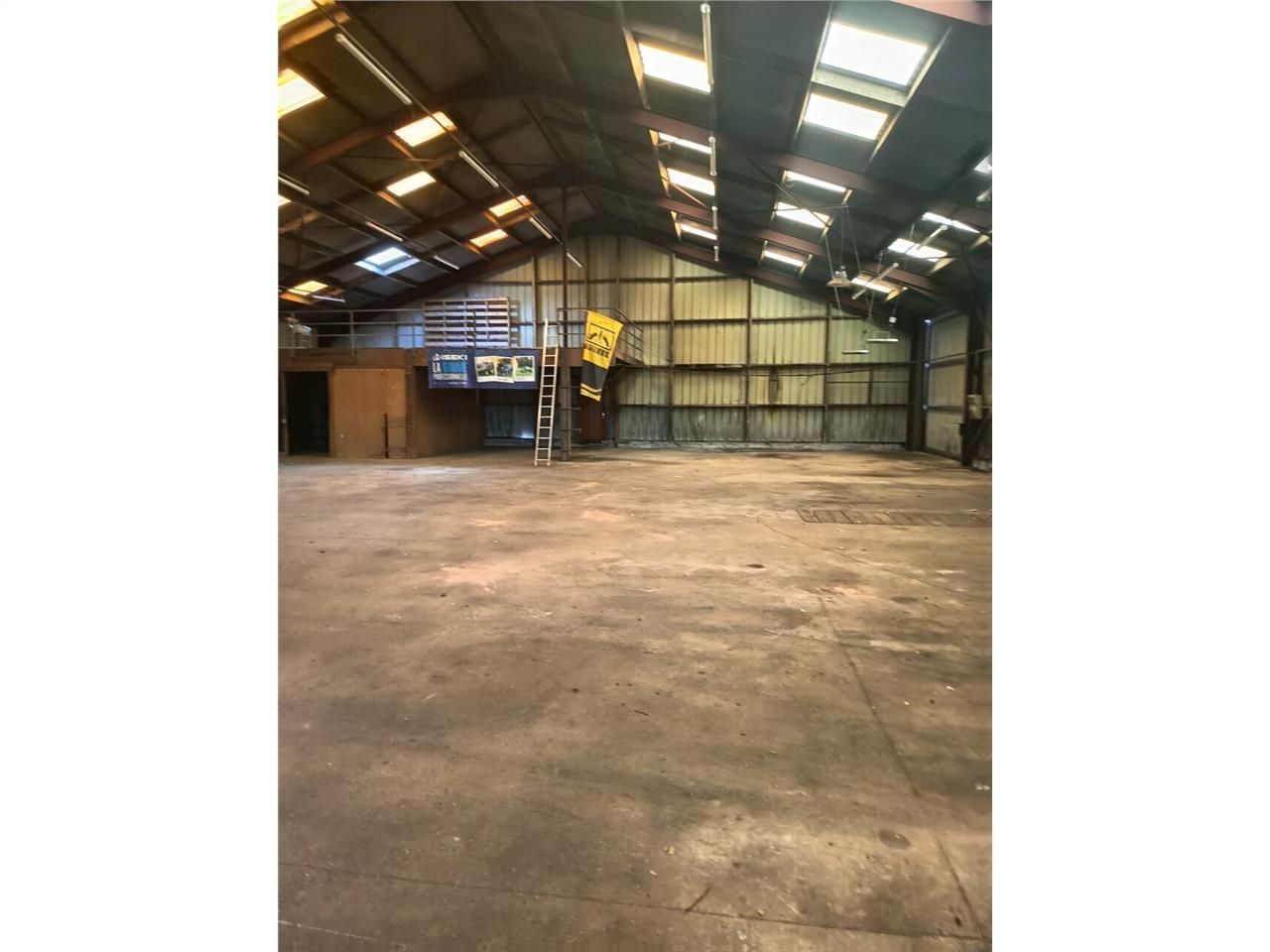 A VENDRE - ENTREPOT - PROCHE LANDIVISIAU