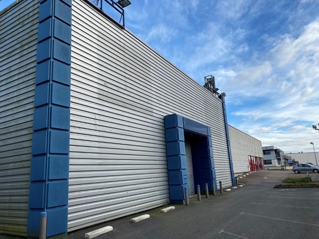 A LOUER - LOCAL COMMERCIAL - SAINT MARTIN DES CHAMPS