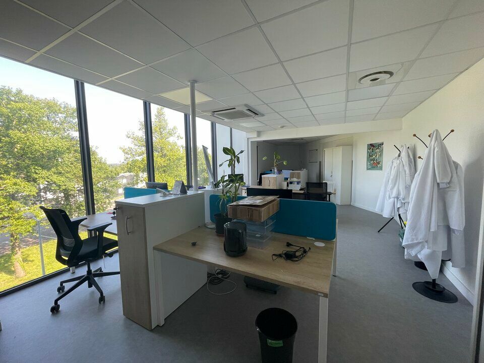Bureaux à louer de 280 m² – Accessibilité PMR – Proximité N165 – CAUDAN