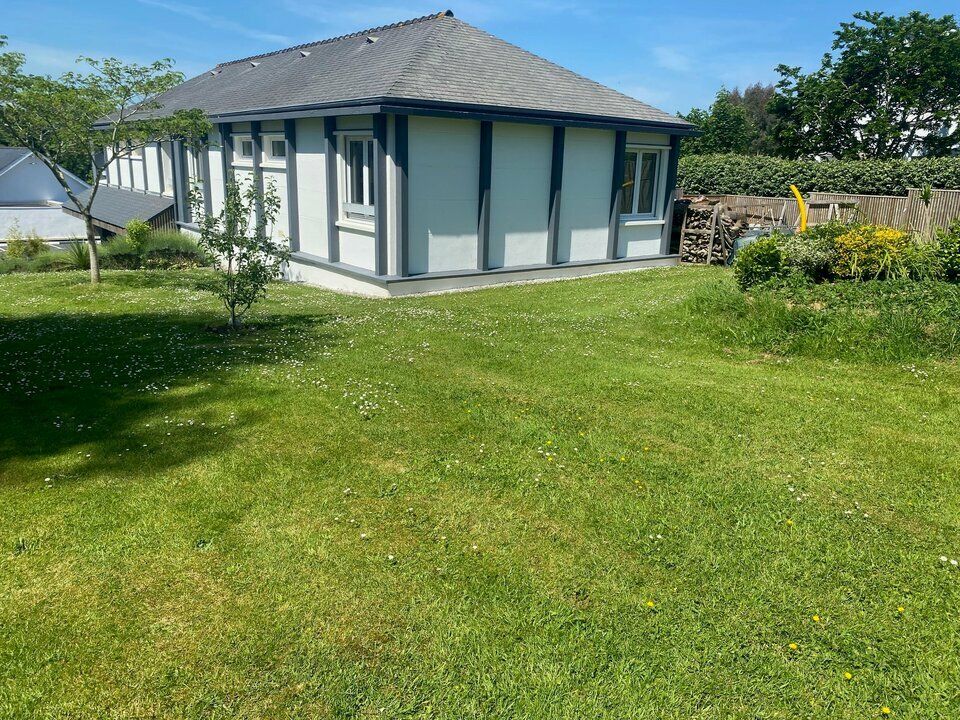 Bureaux en pleine propriété à louer à Quimper – Environnement calme avec jardin privatif