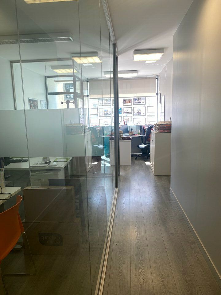 Plateau de bureaux - 6 places de stationnement