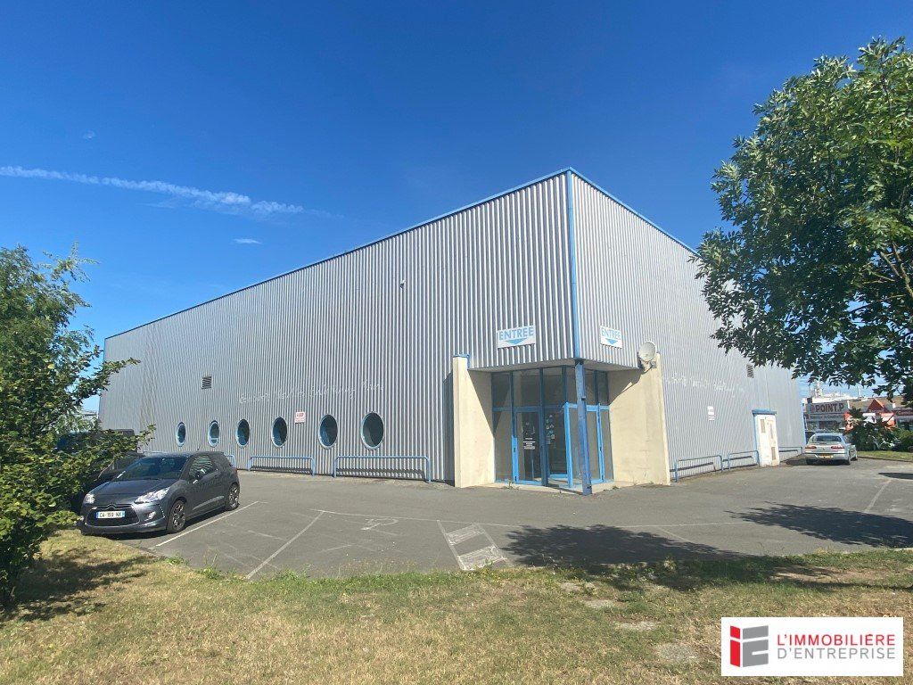 A LOUER LOCAL D'ACTIVITE 1 200M² DANS ZI ST MALO