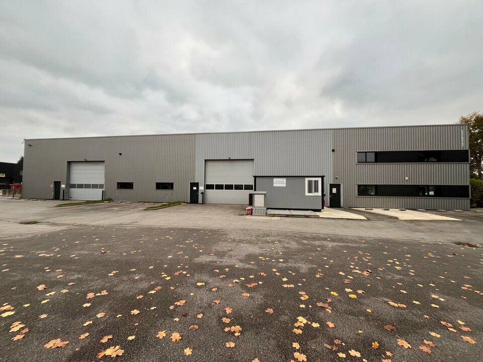 Location local d''activites 1800 m² non divisibles
