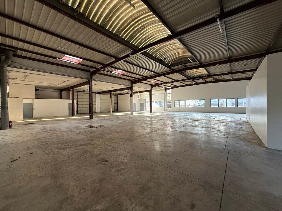 France Locaux vous propose un local d'activité avec bureaux d'accompagnement au sein d'une zone d'activité sécurisée.