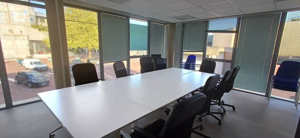 A VENDRE (RARE) OU A LOUER - Très bel ensemble de bureaux aménagés au pied du tram.