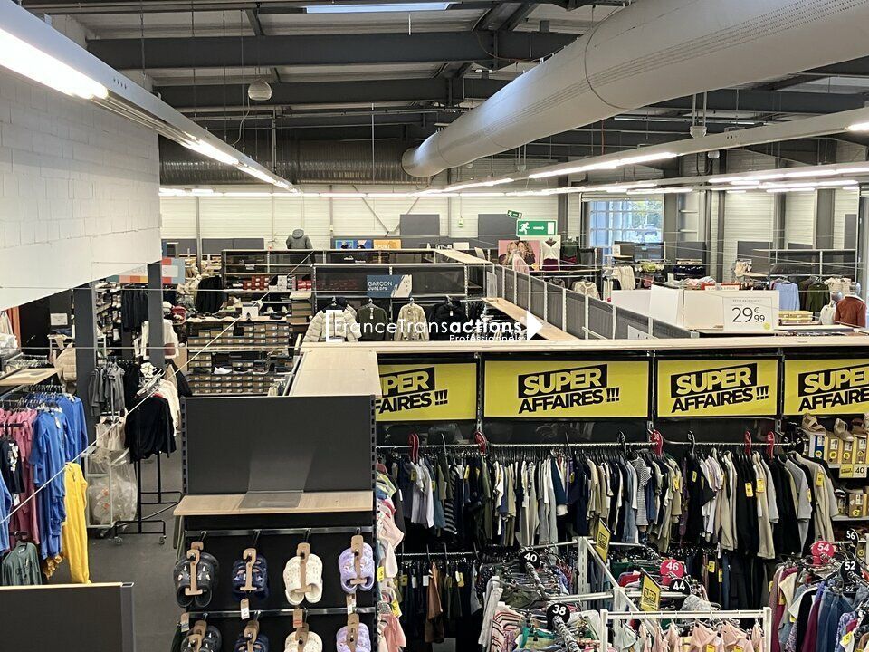 Location local commercial 832 m² non divisibles