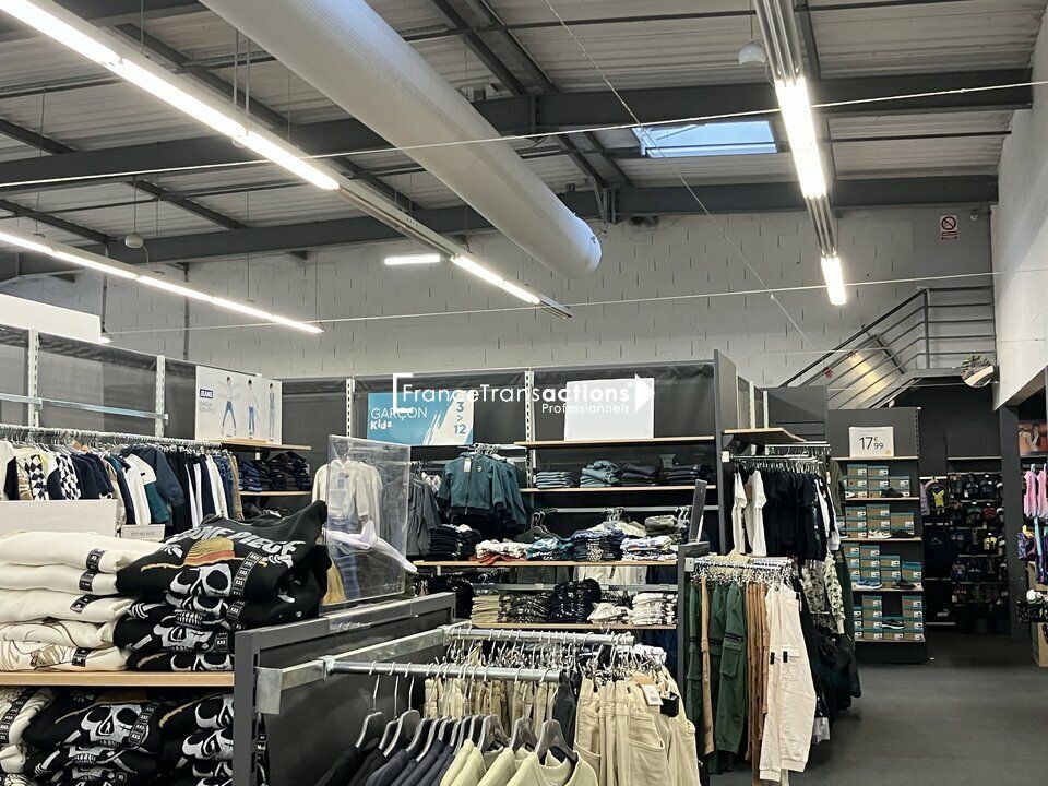  A LOUER LOCAL COMMERCIAL 832 M² EXCELLENTE VISIBILITE 