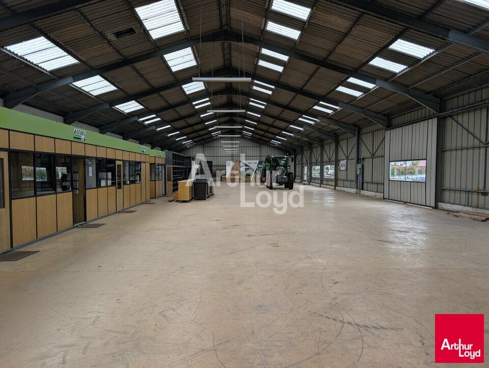 OPPORTUNITE LE RHEU - ENTREPOT A VENDRE - 1 600 M²