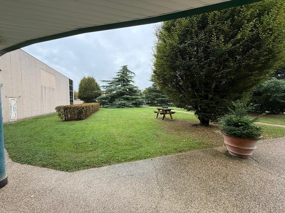 À proximité de l'A104, France Locaux vous propose au sein d'une zone d'activité arborée et agréable des locaux d'activité avec bureaux d'accompagnement.