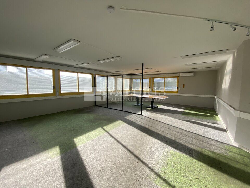 Valoris Real Estate vous propose à la vente un local d'environ 1 420 m² dont 320 m² de bureaux idéalement placé aux portes de l'agglomération lyonnaise et à proximité directe de l'A46 et de l'A432. 