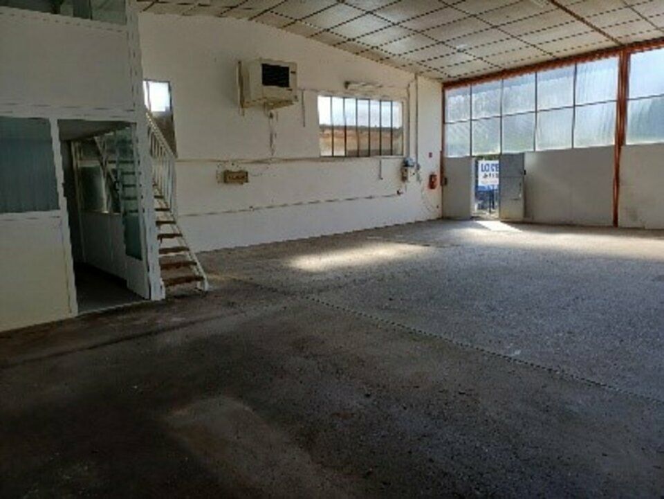Dans la zone d'activité de Cruet, à coté de Montmélian, un atelier de 150m² est disponbile à la location. Idéal artisan ou société ayant son activité entre Chambéry et Albertville ou les 3 vallées.