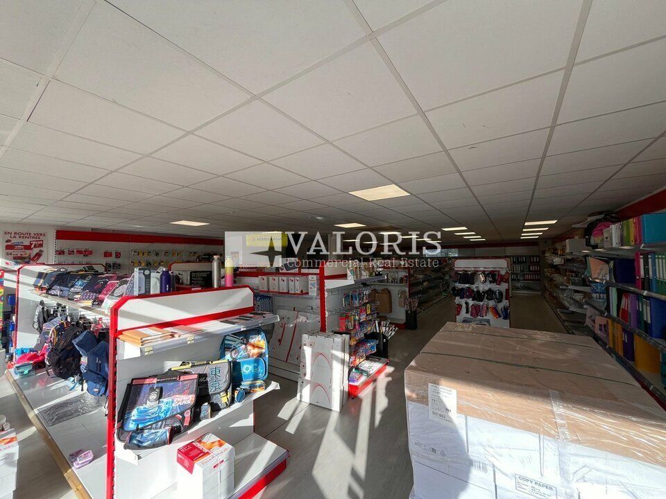 VALORIS MEDITERRANEE vous propose à la location un local commercial de 170 m² situé en bordure d'avenue aux abords du rond point de l'entrée de la zone commerciale de l'aérodrome.