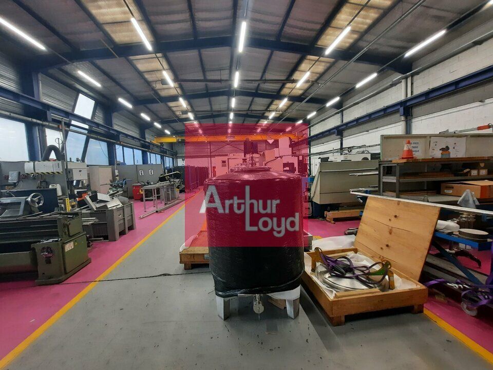 RIOM  A  VENDRE LOCAL ACTIVITE   1532 M² - PARCELLE 5000 M² - 1 PONT ROULANT 