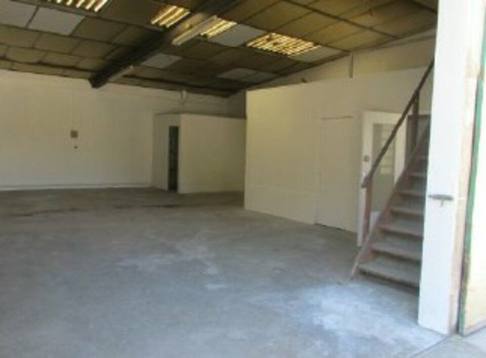 À LOUER – LOCAL D'ACTIVITÉS 160 m² – FLEURIEU-SUR-SAÔNE – À 20 MIN DE LYON