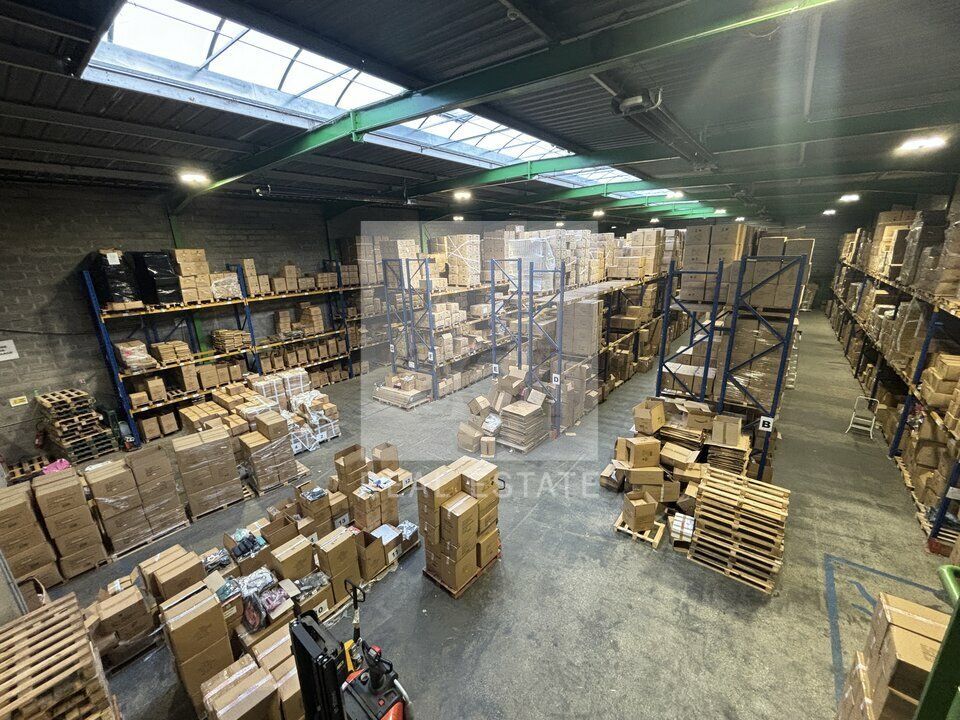 À LOUER – LOCAL D'ACTIVITÉS 1 095 m² – GENAS – QUAIS + PORTE SECTIONNELLE