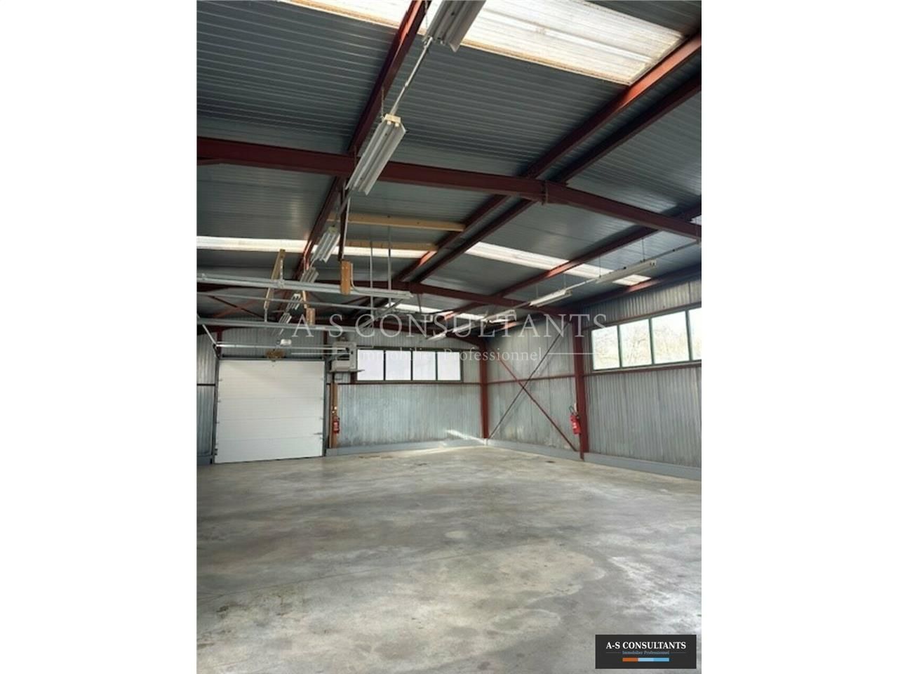 A LOUER - CHAVANOD (74650) - Local de stockage 220 m² environ + 2 bureaux et locaux sociaux 45 m² environ - excellent état - 5 places de stationnement devant les locaux.