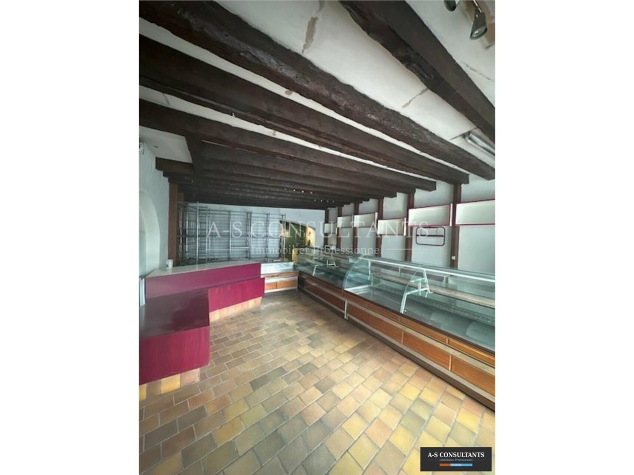 A VENDRE, centre-ville Chambéry (73000) - cause départ en retraite - fonds de commerce ancienne boulangerie - activité cessée actuellement - vente urgente fonds avec matériel - rafraichissement à prévoir. 