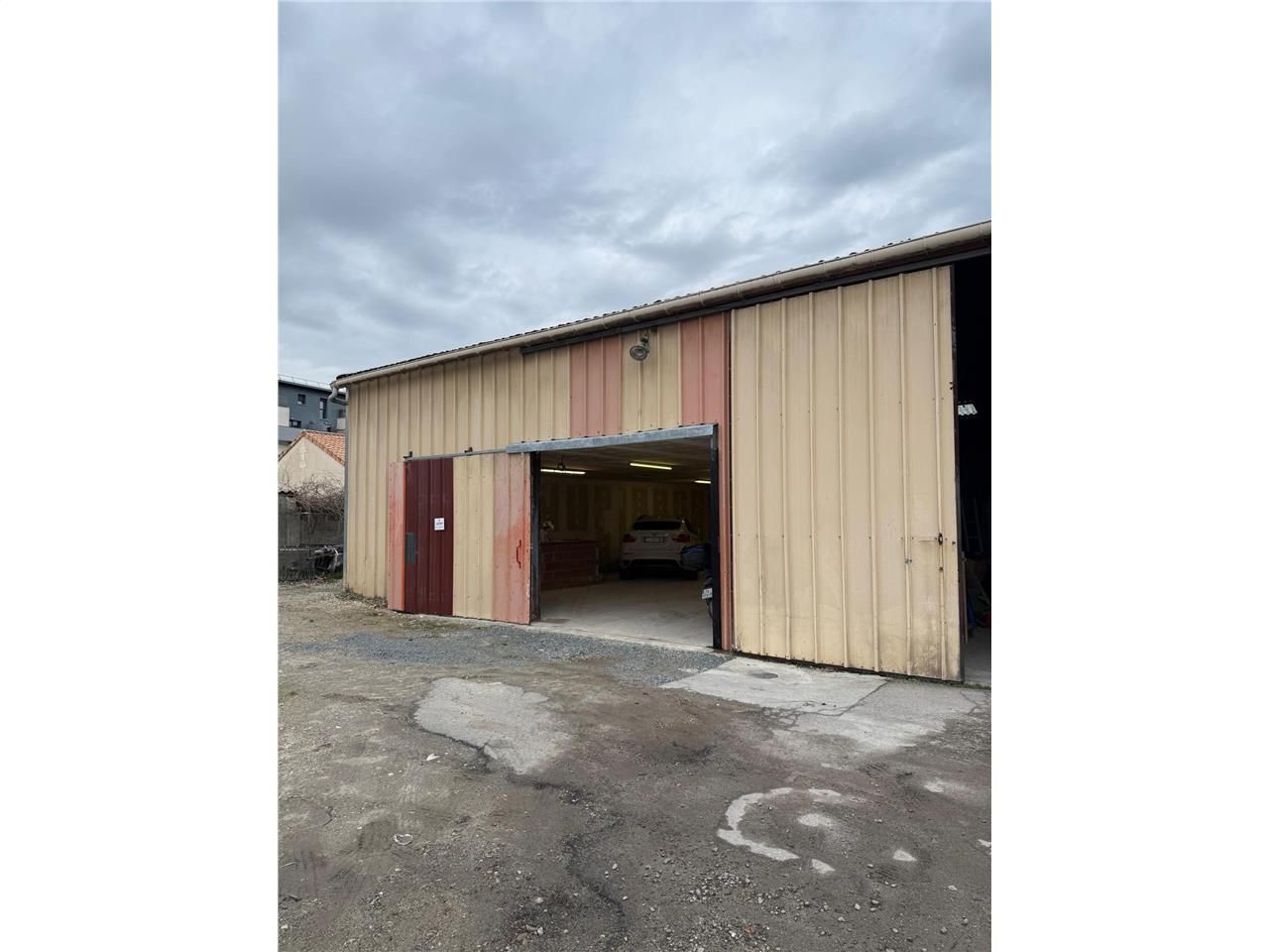 Location local 200 m² à Cenon