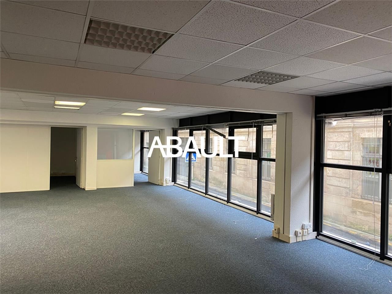 BUREAUX A LOUER RDC 114M² ENVIRON BORDEAUX CHARTRONS
