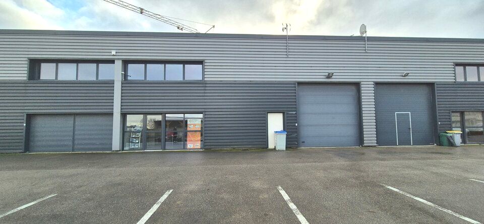 Location local d''activites 300 m² non divisibles