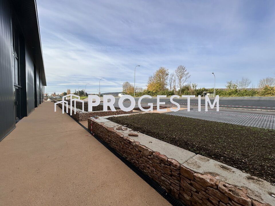 Local d'Activité / Commercial de 575 m² à COUCHEY