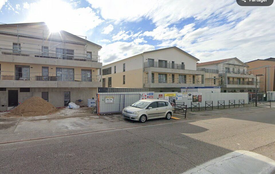 Valoris Real Estate vous propose un local commercial de 252m² en rdc situé en bordure de la N306, qui bénéficie d'une visibilité et d'un flux optimal pour le bon développement de la future activité.