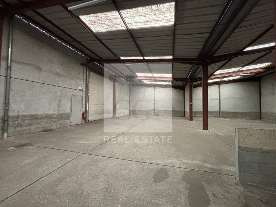 À LOUER – LOCAL D'ACTIVITÉS DE 860 m² – SAINT-LAURENT-DE-MURE – AVEC BUREAUX SUR 2 NIVEAUX