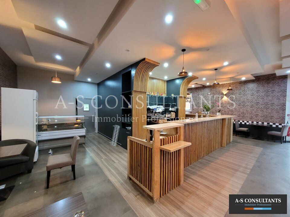 DAVEZIEUX (07430) à louer local commercial de 270 m² implanté sur axe passant avec nombreux stationnements.