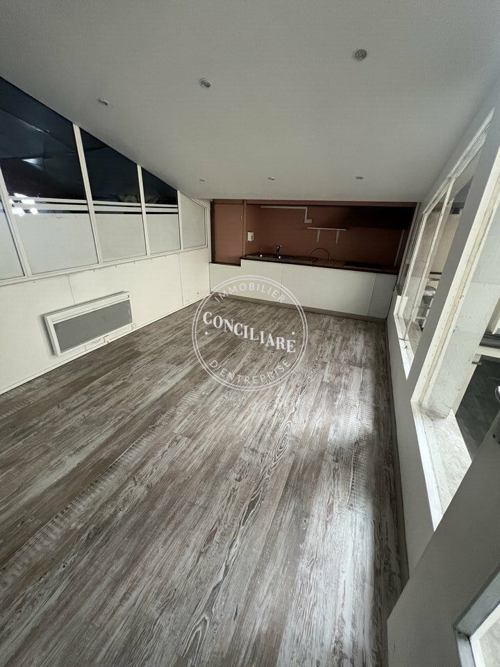 SEILH LOCATION ENTREPOT VISIBILITÉ COMMERCIALE 588m2.