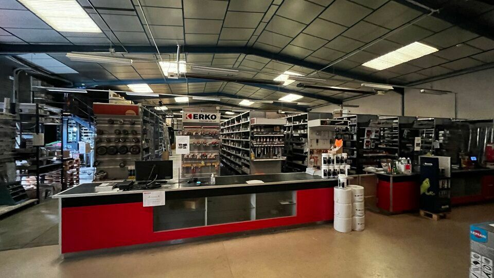 LOCAUX D'ACTIVITES A VENDRE OU A LOUER