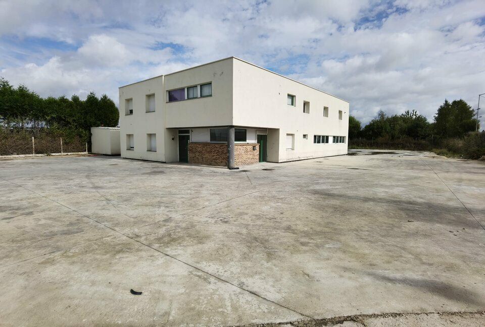 Local d'activité mixte avec espaces volumineux intérieurs et extérieurs 