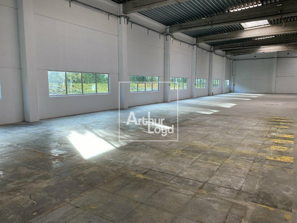 Location local d''activites 3980 m² divisibles à partir de 1313 m²