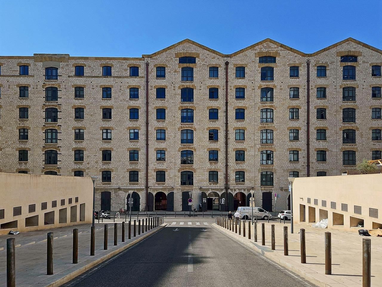 Regus_MarseilleLesDocks_France_Centre611_ExteriorBuilding1